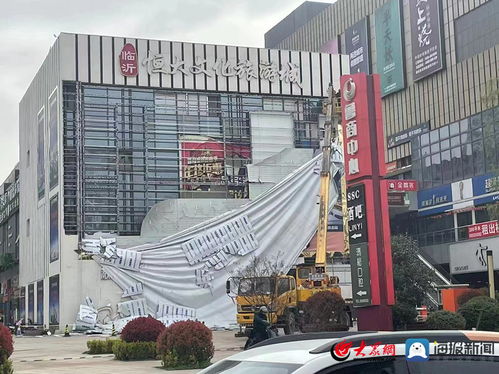 提升城市颜值 临沂城管北城一大队督导拆除破损广告